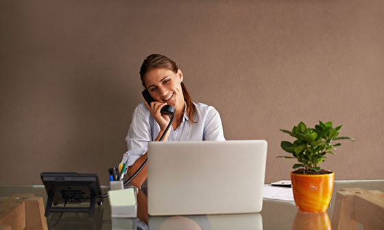 Frau im Homeoffice am Telefon