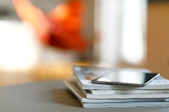 Magazine Stapel auf einem Tisch