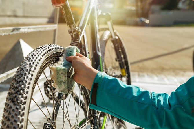La bicicletta viene pulita con detergente schiumoso e spugna