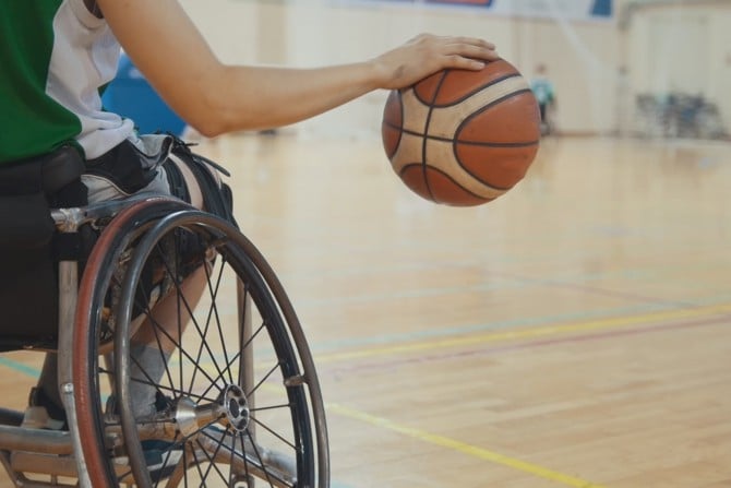 Rollstuhlbasketballer dribbelt