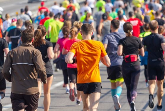Viele Läufer bei einem Marathon.