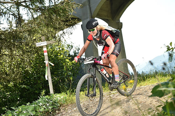 Mountainbike-Fahrerin