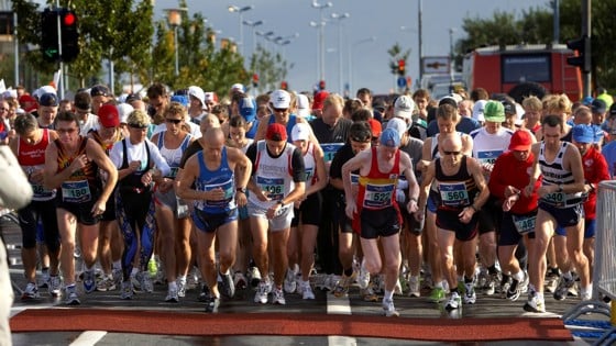 Läufer starten beim Triathlon