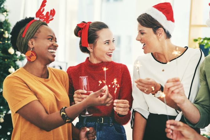 Drei Frauen unterhalten sich auf einer Weihnachtsfeier im Sportverein.