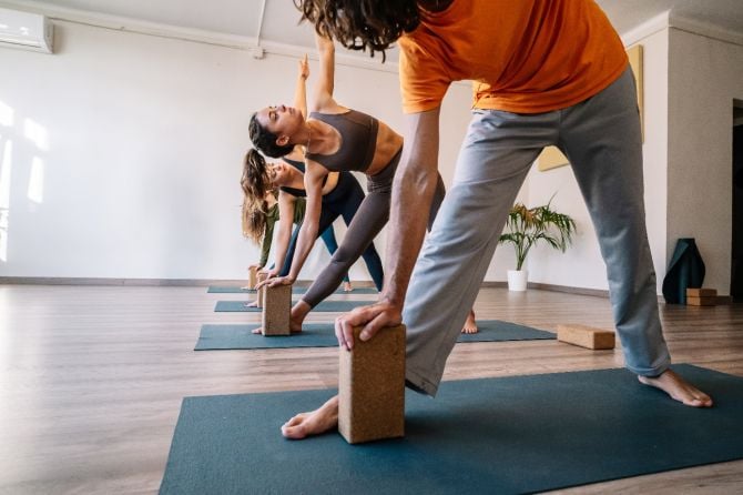 yogis stützen sich auf yogablock ab