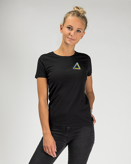 Een zwart T-shirt met een gekleurde driehoek op de borst. Het model draagt ook spijkerbroeken.