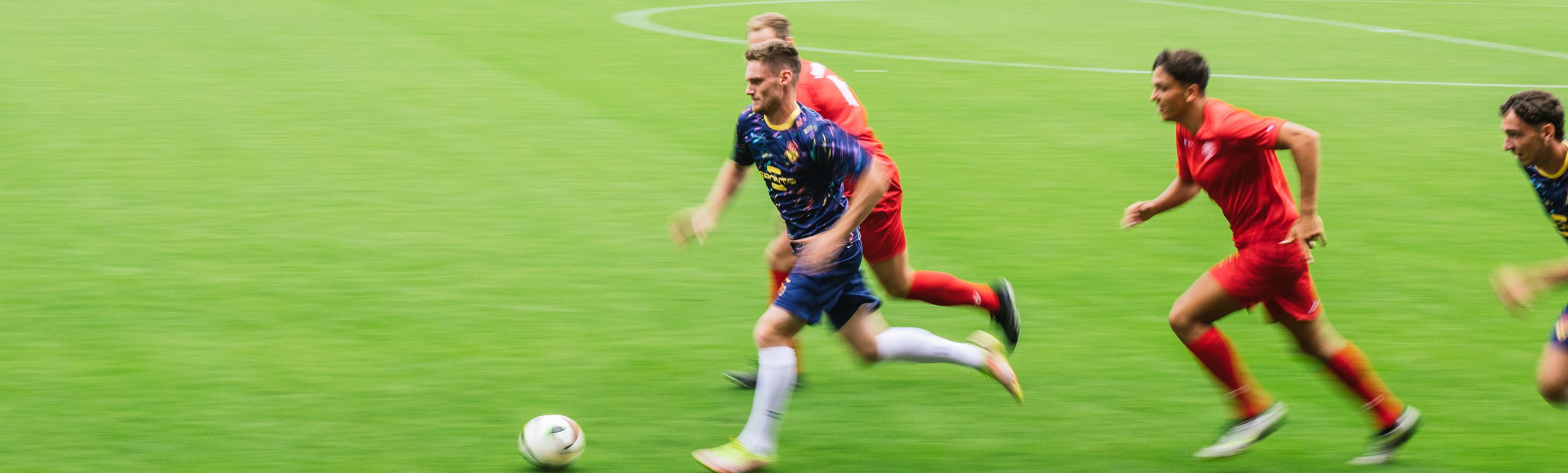 Joueurs de football en maillots de foot personnalisés lors d'une compétition