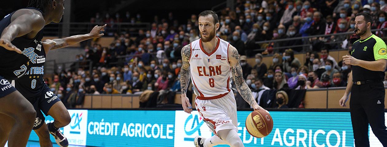 Basketballer der Eisbären Bremerhaven in selbst gestalteten Basketballtrikots im Spiel