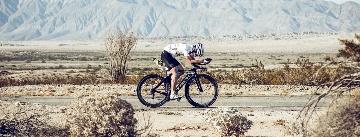 맞춤 제작한 사이클링 웨어를 착용하고 사막을 달리는 타임 트라이얼 바이커