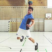 Handballer im selbst gestalteten Handballtrikot von owayo