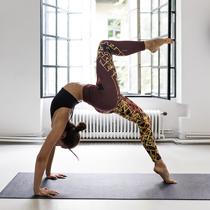 Donna fa yoga e indossa leggings personalizzati
