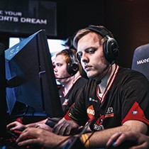 Atleta de eSports con camiseta diseñada por owayo