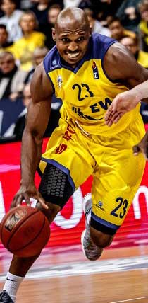 Joueur de basketball avec un maillot de basketball personnalisé owayo