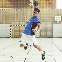 Joueur de handball avec un maillot de handball personnalisé owayo