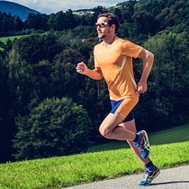 Runner con maglia running personalizzata owayo