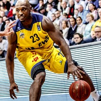 Basketbalspeler in zelf ontworpen basketballshirts van owayo