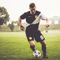 Voetballer in zelf ontworpen voetbalshirts van owayo